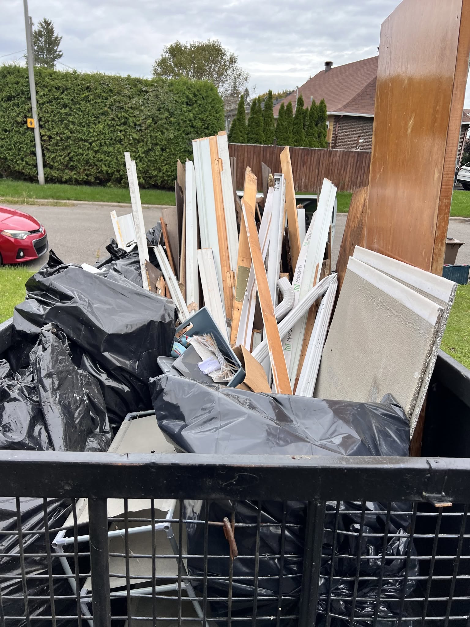 Lattes, profilés d'aluminium et rebuts de travaux extérieurs