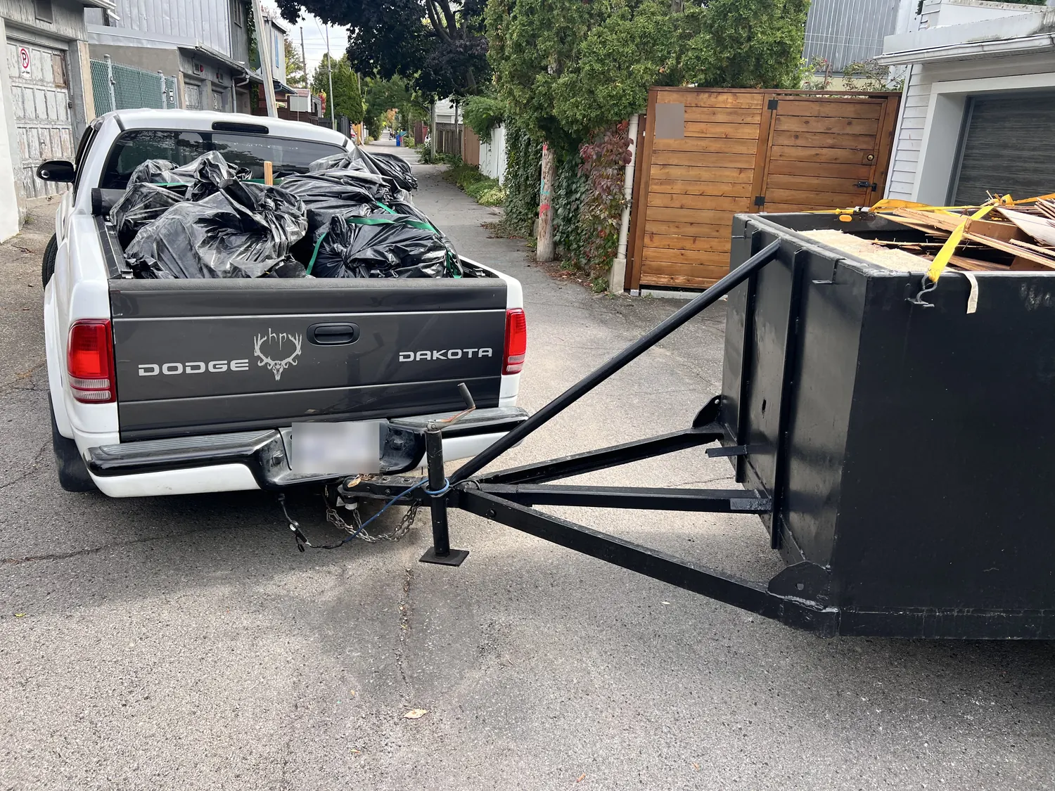 Camion plein de sacs, remorque chargée derrière, prêts à partir