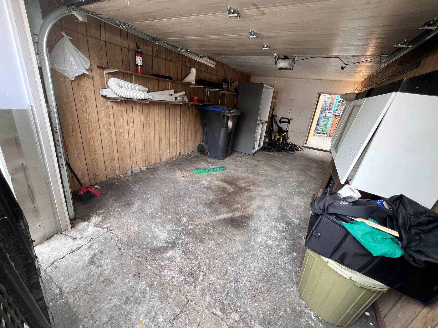 Le même garage vidé, plancher dégagé, après le ramassage