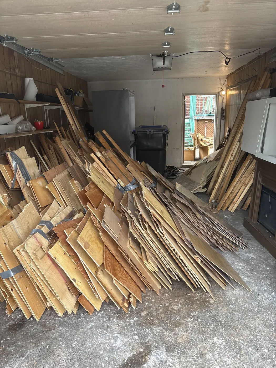 Garage rempli de planches de contreplaqué, avant le ramassage