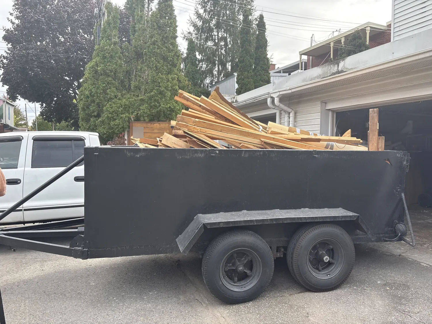 Remorque 5 × 11 pleine de bois de démolition